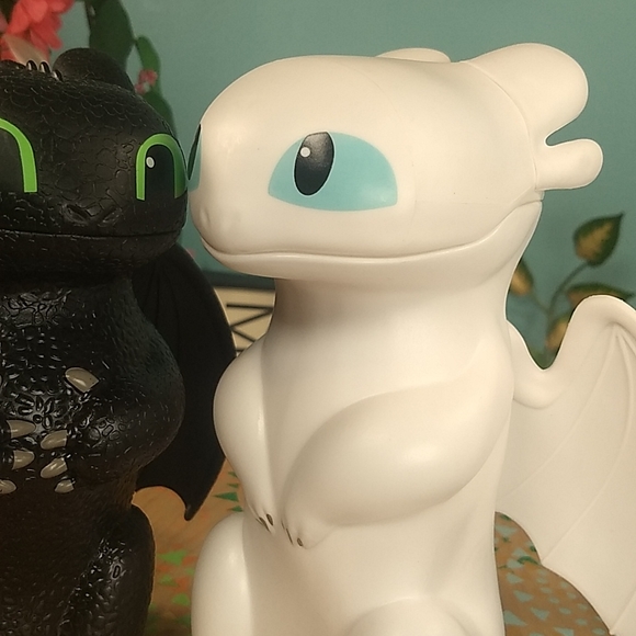 Light Fury & Night Fury Toothless cold drink holders collectible set & S⦠- Picture 13 of 16